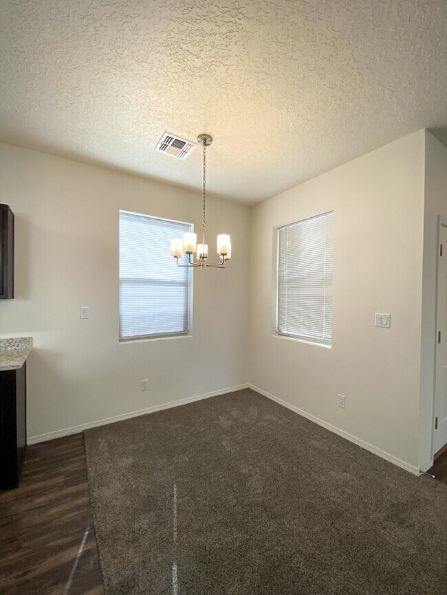 Building Photo - MUST SEE 3BR/2Bath