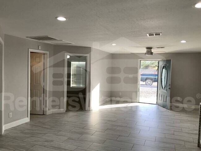 Building Photo - Beautifully Remodeled Casa Grande Home — Move-In Ready!