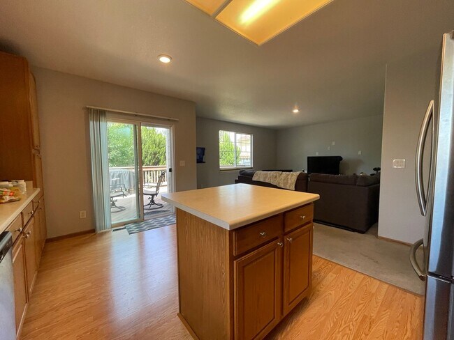 Foto del edificio - Beautiful two-story home located in Erie!