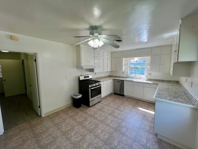 Foto del edificio - 4 Bed 2 Bath home in the heart of Escalon
