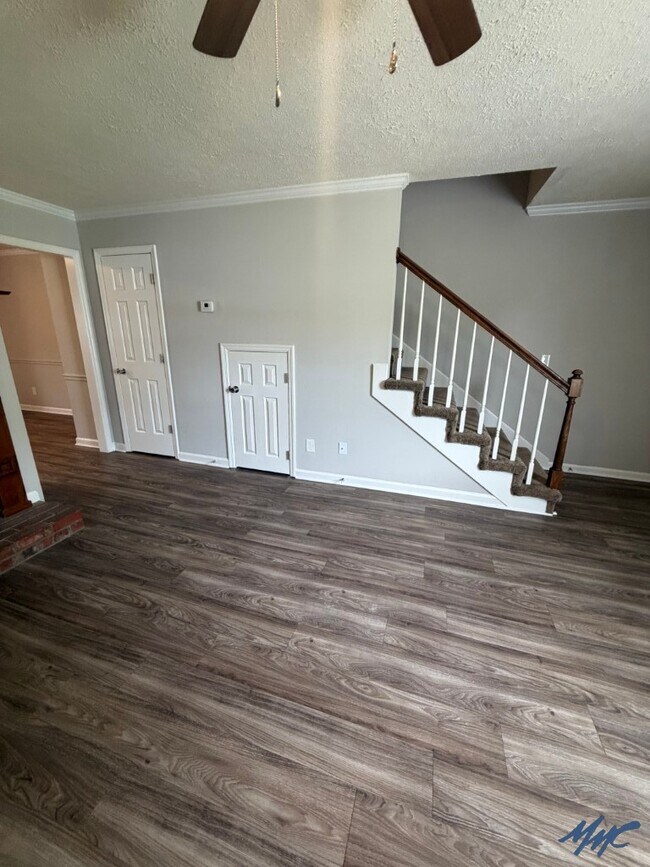 Building Photo - 2558 Oak Hill Dr