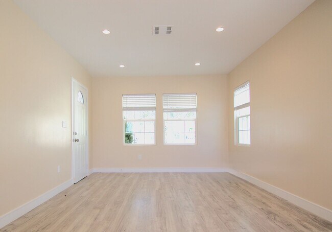 Building Photo - 14436 Carlsbad St