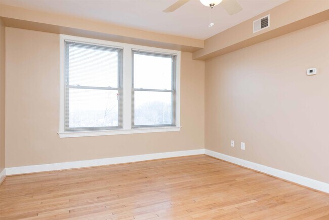 Building Photo - 4405 1st Pl NE