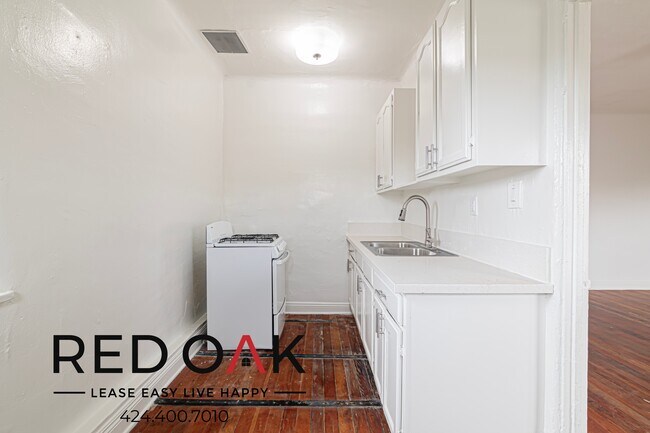 Foto del edificio - NOW PRE-LEASING! Charming Studio with Tons...