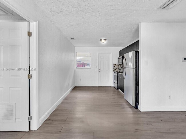 Foto del edificio - 2512 NW 9th Pl