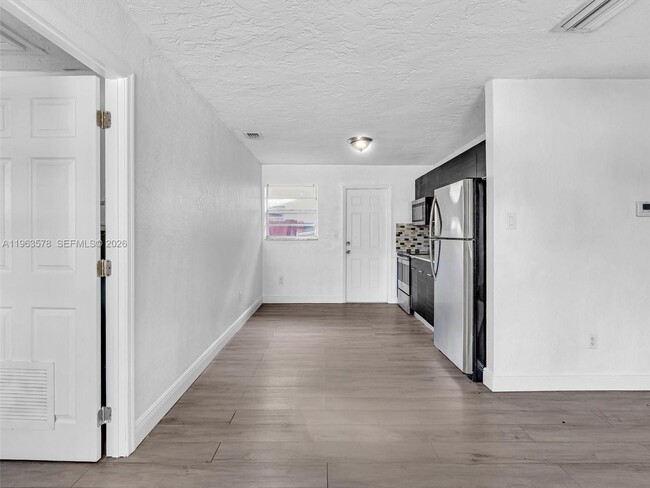 Building Photo - 2512 NW 9th Pl