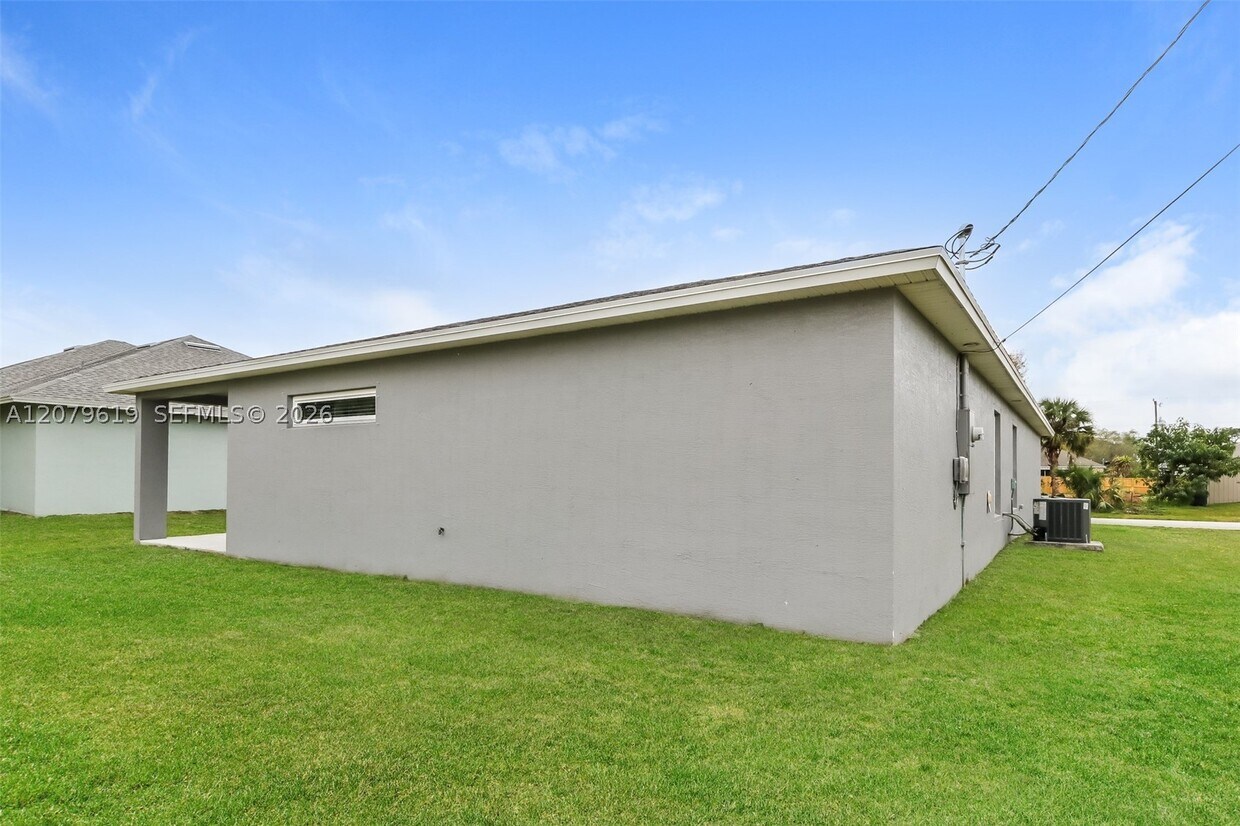 Building Photo - 1257 SW Century Ave