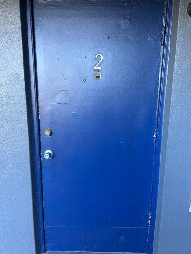 Building Photo - 1/2 OFF 3RD MONTHS RENT!! 1/1 centrally located