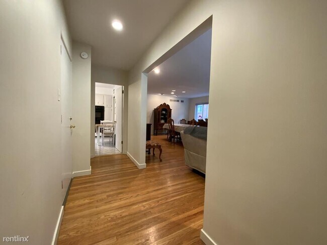 Building Photo - 5407 Beacon St