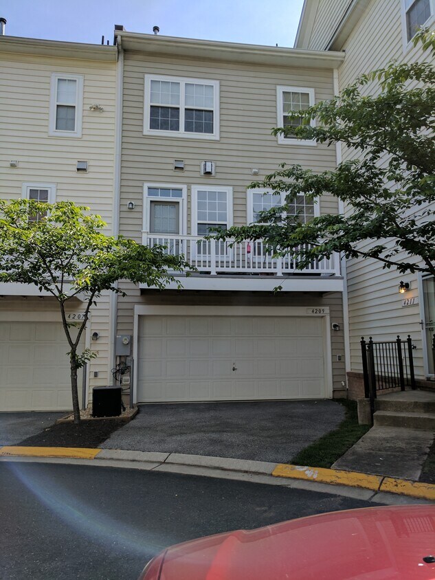 Building Photo - 9065 N Laurel Rd