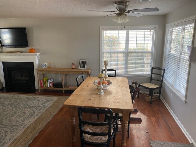 Foto del edificio - 1056 Wayfarer Ln