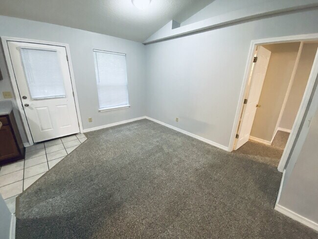 Foto del edificio - Fantastic location! This end unit offers t...