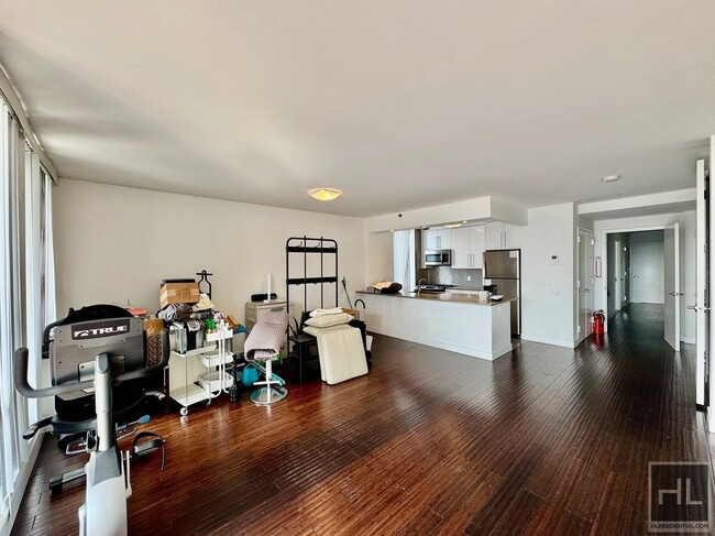 Building Photo - Large 2 bed 2 bath with two private outdoo...