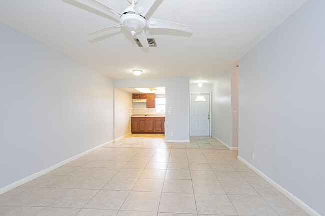 Foto del edificio - 2804 Crosley Dr E