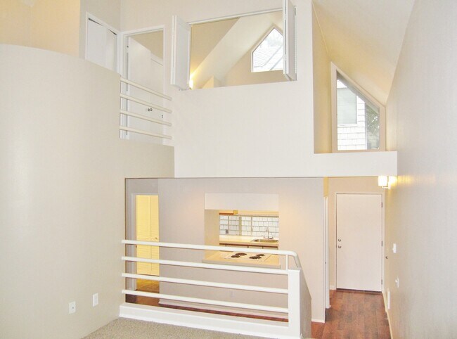 Foto del edificio - Spacious Lake Oswego 2Bdr w/Fireplace, Dishwasher, W/D, & Balcony!