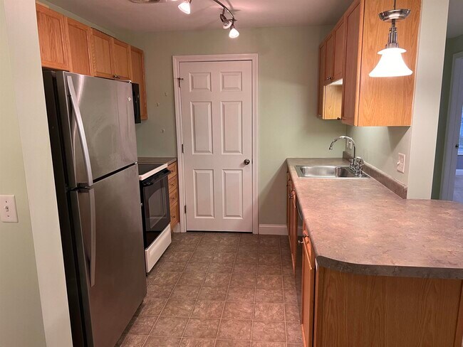 Building Photo - 18 Crestview Cir