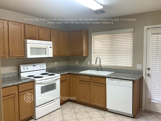 Building Photo - 834 E Impreria St