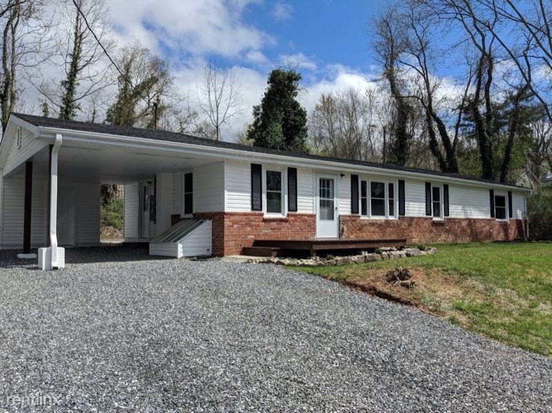Primary Photo - 3 br, 1.5 bath House - 402 Caribou Rd