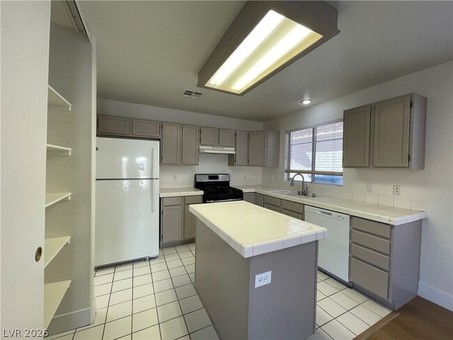 Building Photo - 8348 Pendragon Cir