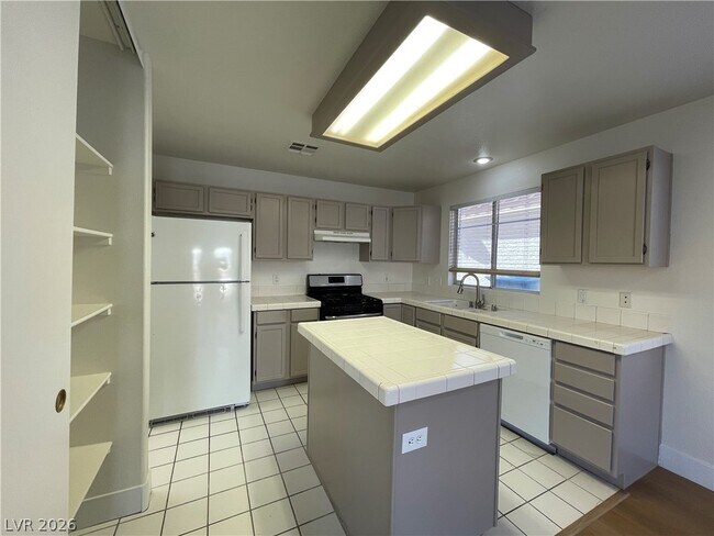 Foto del edificio - 8348 Pendragon Cir