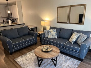 Building Photo - 424 W Trade St