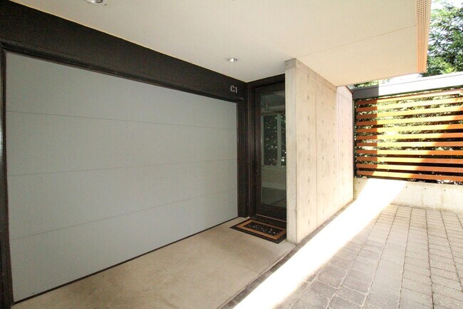 Building Photo - Beautiful, Bright & Modern 2 Bed, 2 Bath C...