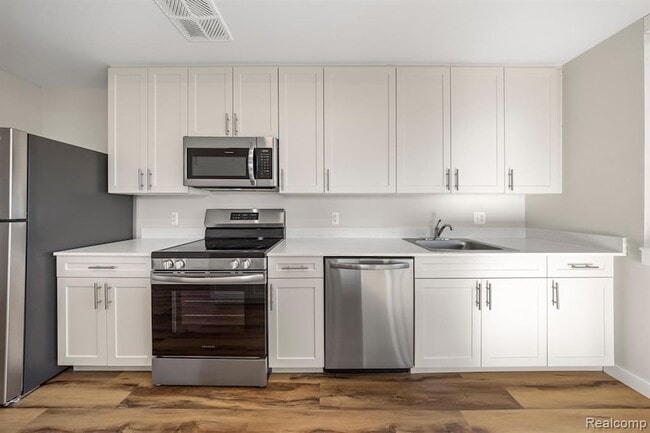 Foto del edificio - 16530 E Warren Ave