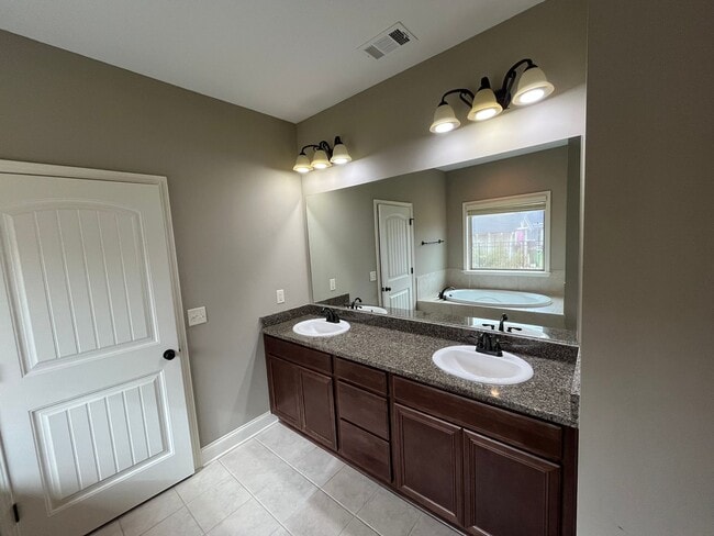 Building Photo - Located in Wrenwood Subdivision!!