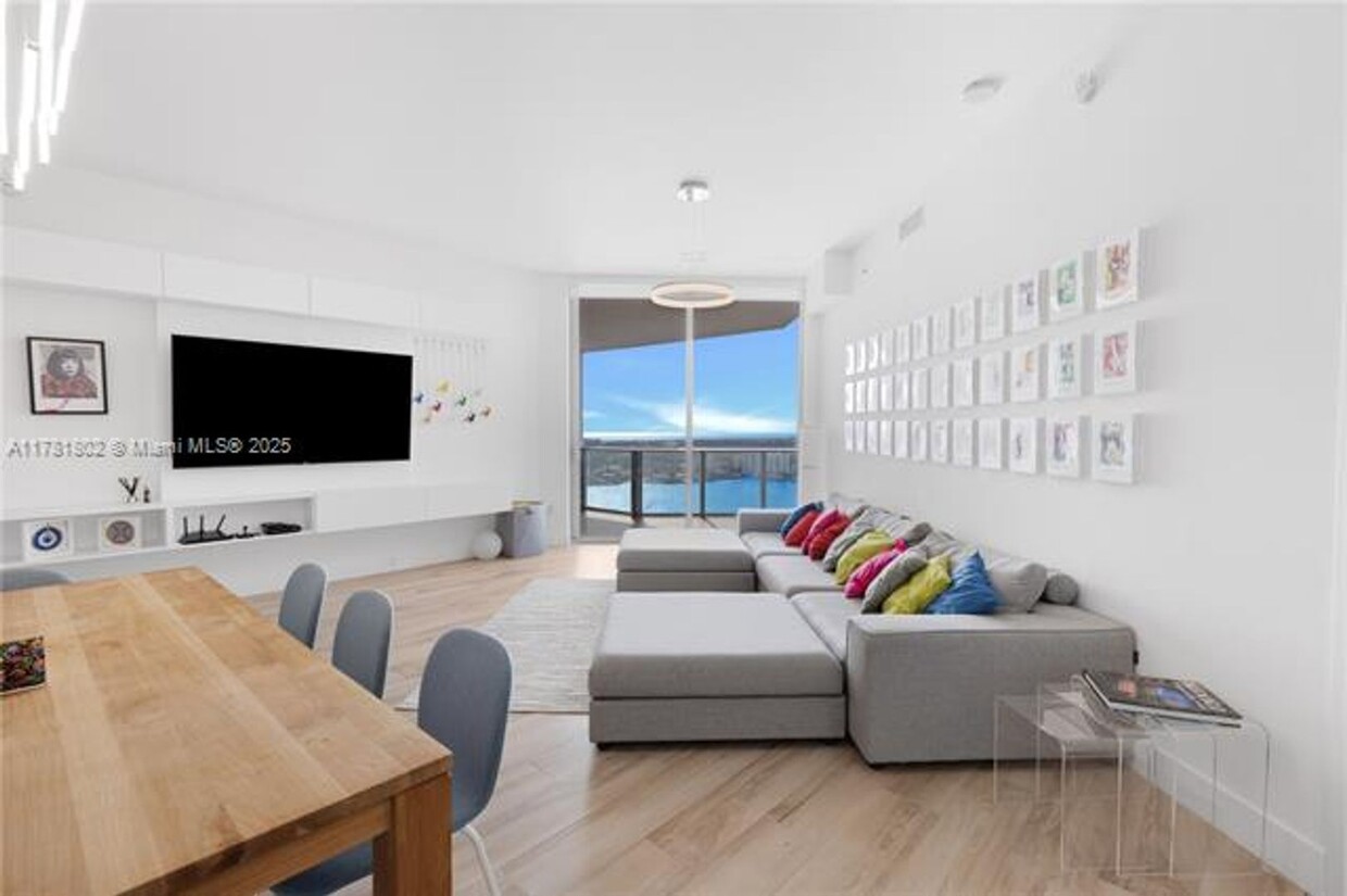 Foto principal - 17111 Biscayne Blvd