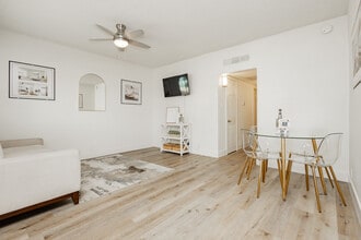 Building Photo - Courtyard 525 Apartments