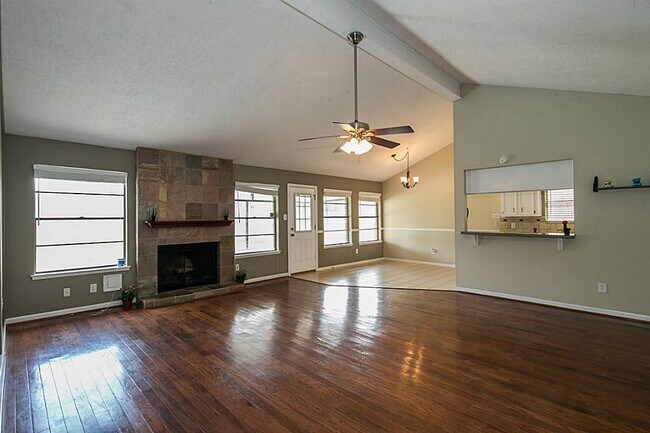 Foto del edificio - 3107 Wagon Trail Dr