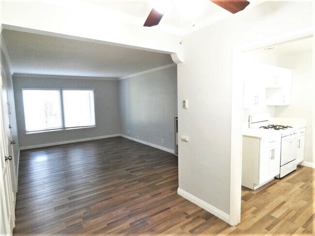 Building Photo - 1100 E San Antonio Dr