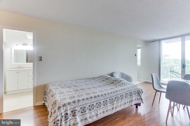 Building Photo - 2500 N Van Dorn St