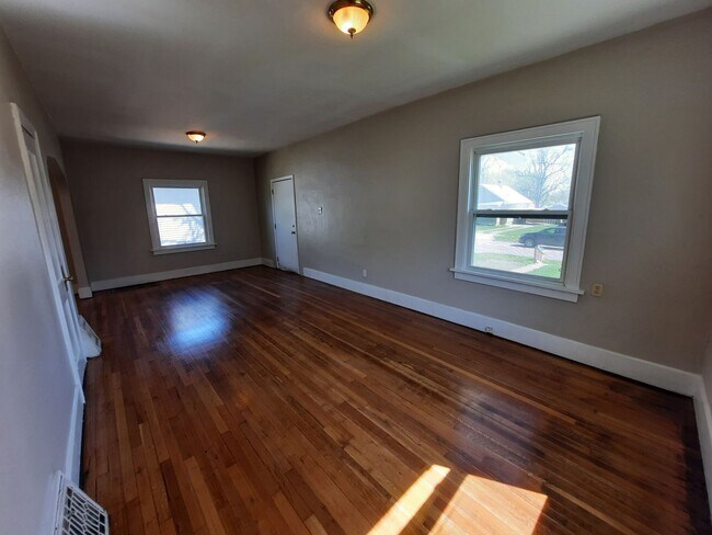 Foto del edificio - Pet Friendly Home with Fenced Back Yard and Hardwood Floors!