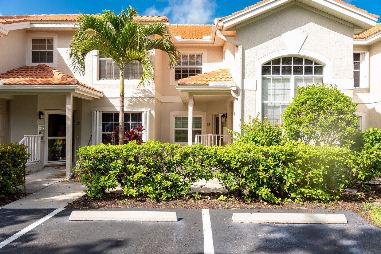 Primary Photo - ** SEASONAL ** 2 BED/2 BATH LAKE VIEW COND...