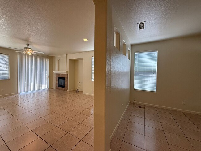 Building Photo - Adorable Home Near Schools & Parks!