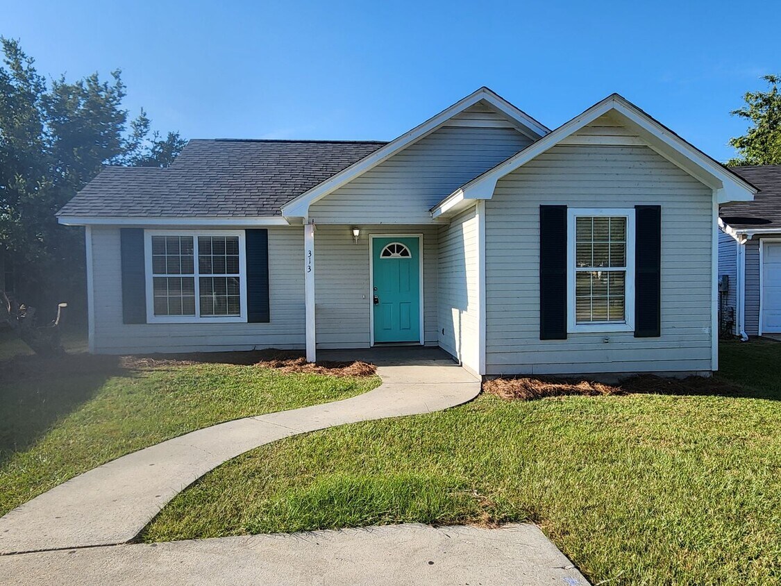 Foto principal - Bright & Inviting 3-Bedroom Home with Open...