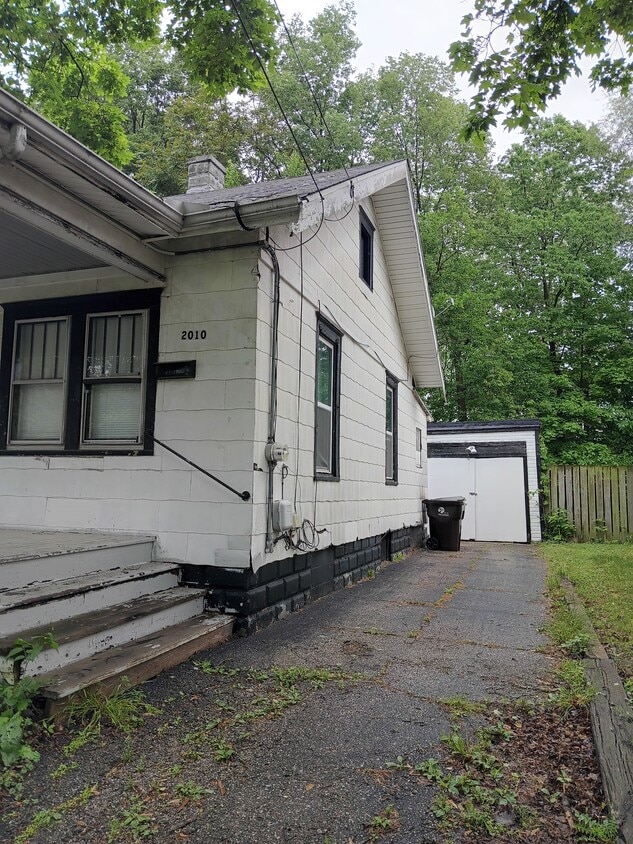 Primary Photo - 2010 N Ellis St
