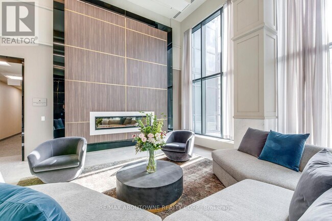Building Photo - 4085-4085 Parkside Village Dr