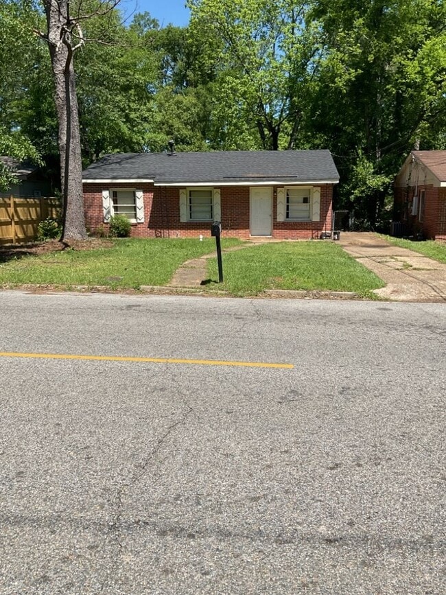 Building Photo - 2205 E 5th St