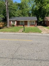 Building Photo - 2205 E 5th St