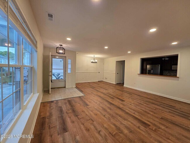 Building Photo - 129 Tulip Ln