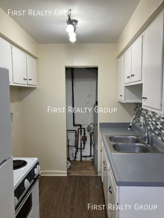 Building Photo - 2 Bedroom, 1 Bath garden Walk-Up Apartment...