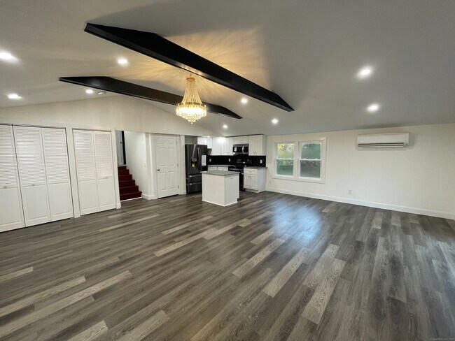 Foto del edificio - 617 Long Mountain Rd