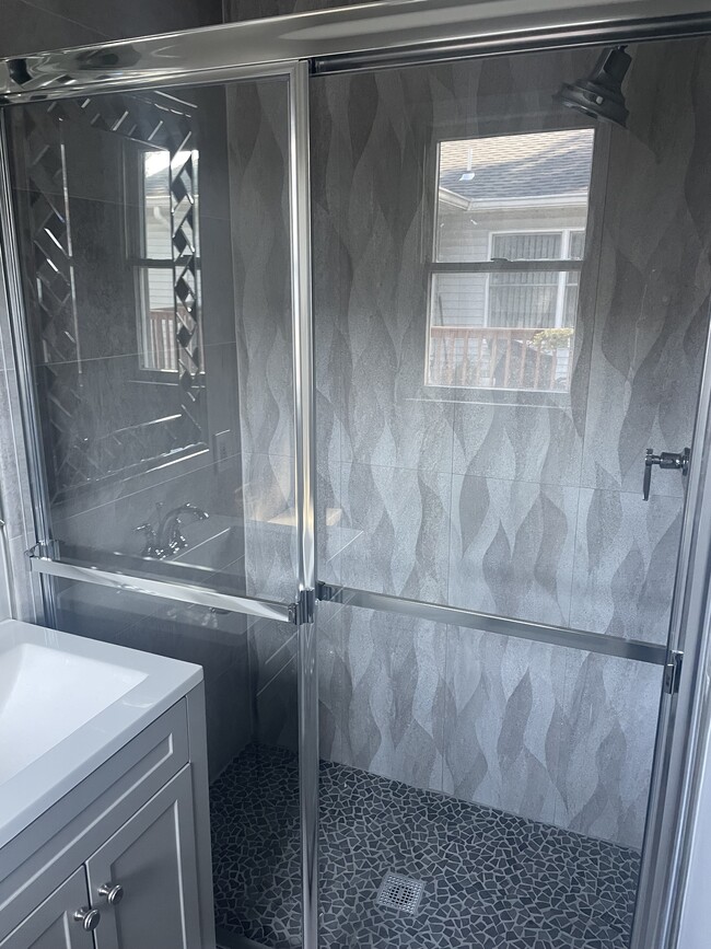 Master Bath - 246 Lee St