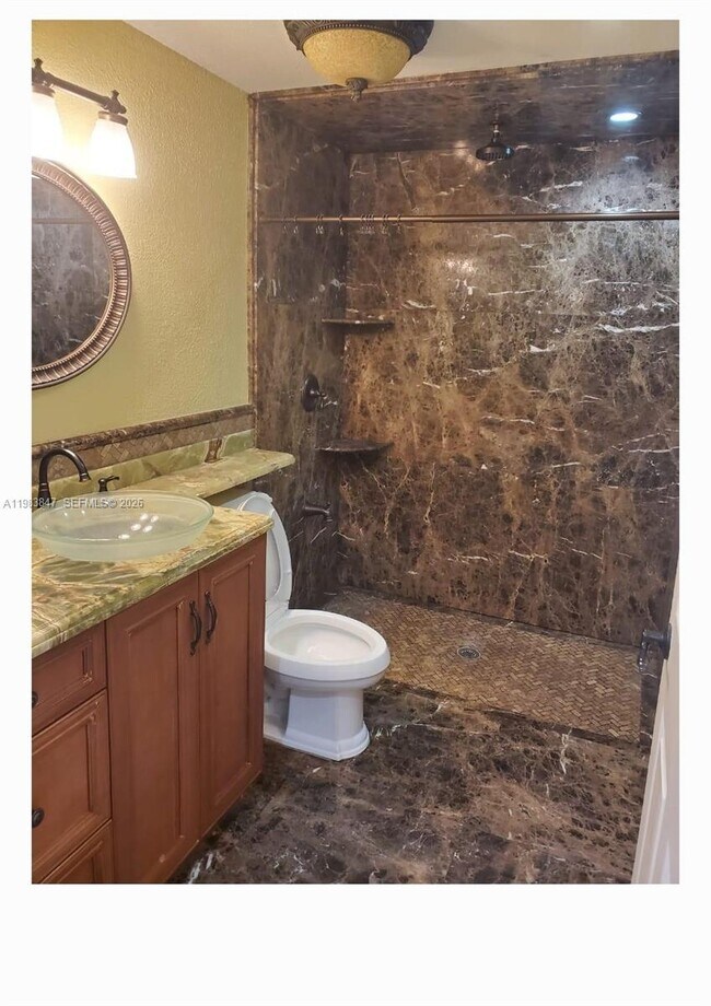 Building Photo - 290 E 65th St