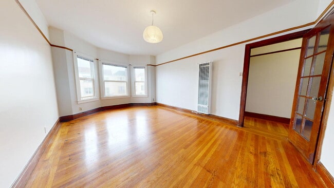 Building Photo - 2233 Judah St