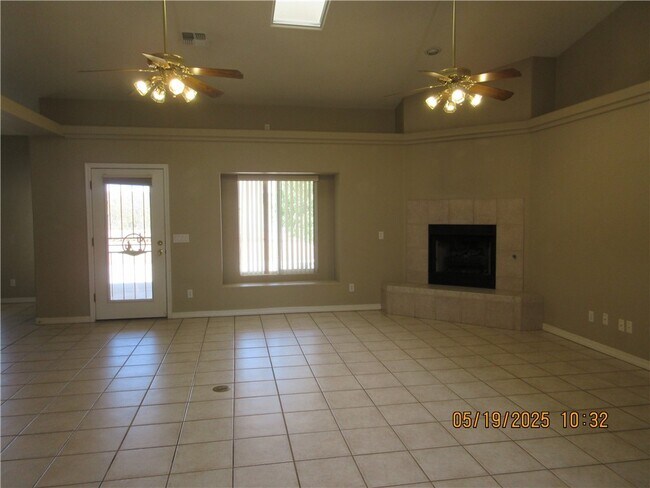 Foto del edificio - 2627 Broken Arrow St