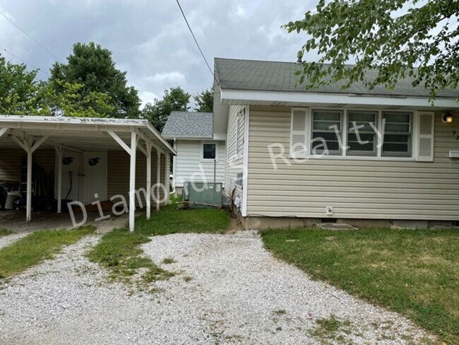Building Photo - Adorable 2 Bedroom Available Early September!
