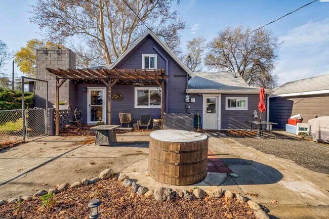 Foto del edificio - Acerage in the City